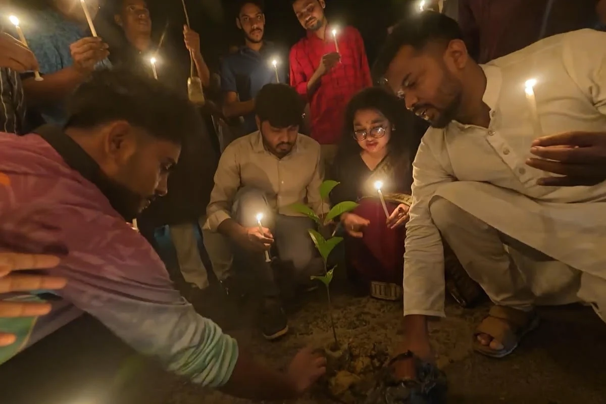 চবির ভাঙা সড়কের গর্তে চারা রোপণ করে প্রতিবাদ